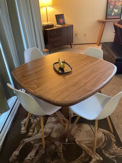 Round dining table with 4 chairs