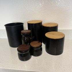 7 Pieces Of kitchen supplies 