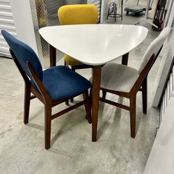 Rooms To Go Melodina White 4-piece dining set