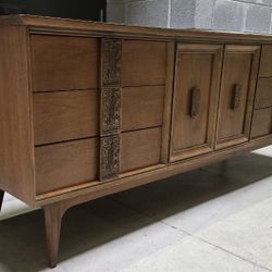 Bassett MCM Mayan 9 Drawer Dresser 