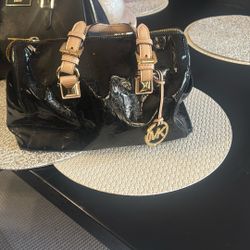 black michael kors purse used 1 time 