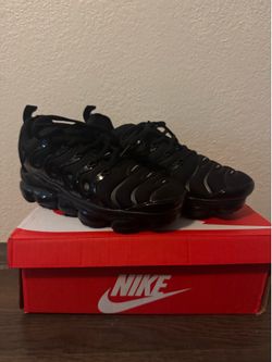 Black Nike vapormax plus