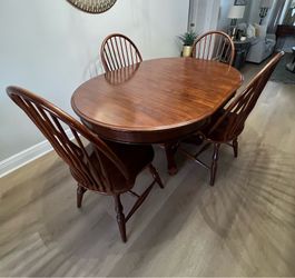 Wood table and chair set with adjustable leaf