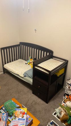 Convertible Crib/Toddler bed with Changing Table