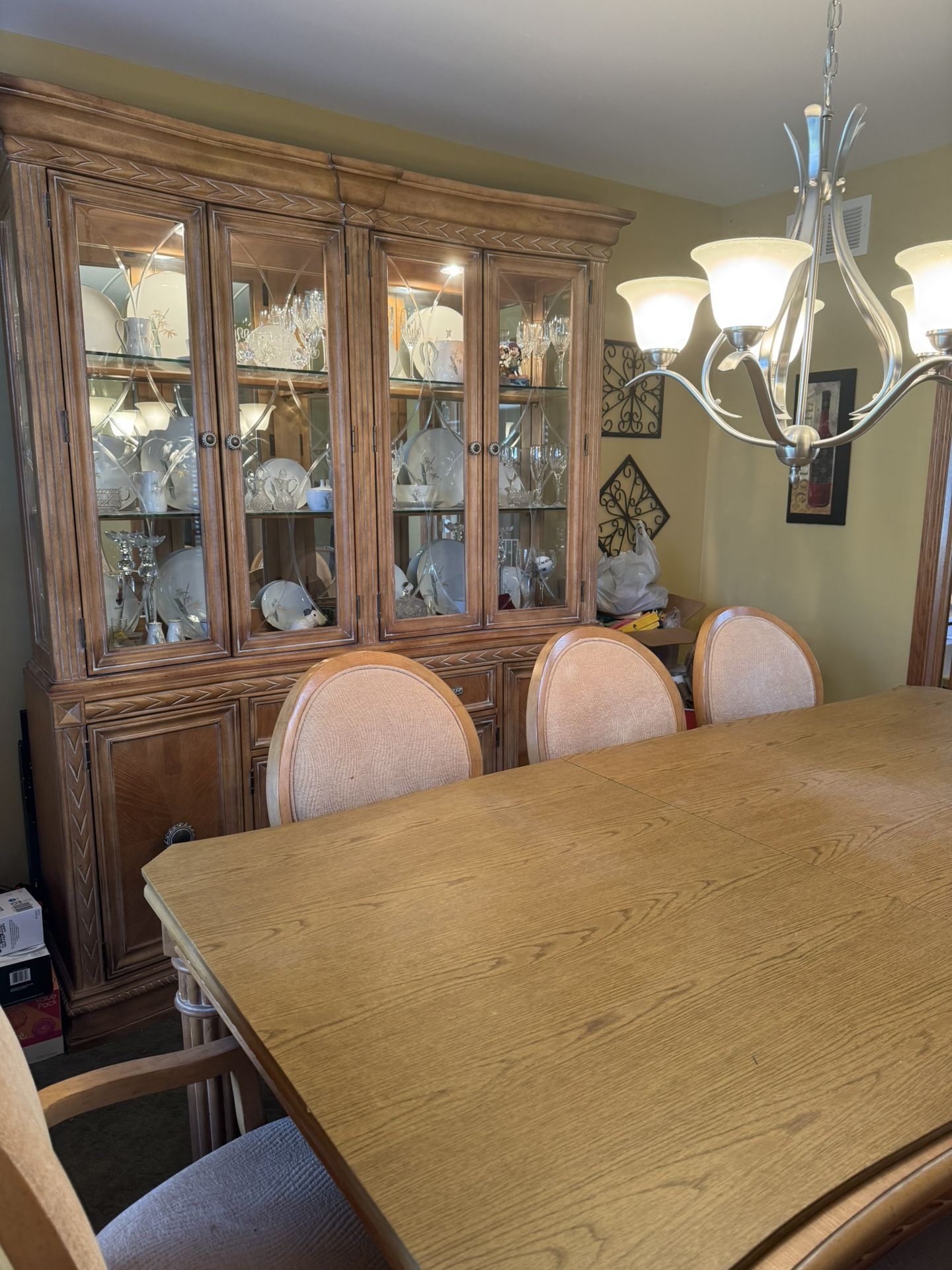Broyhill Dining Room Set > Table & Hutch Cabinet
