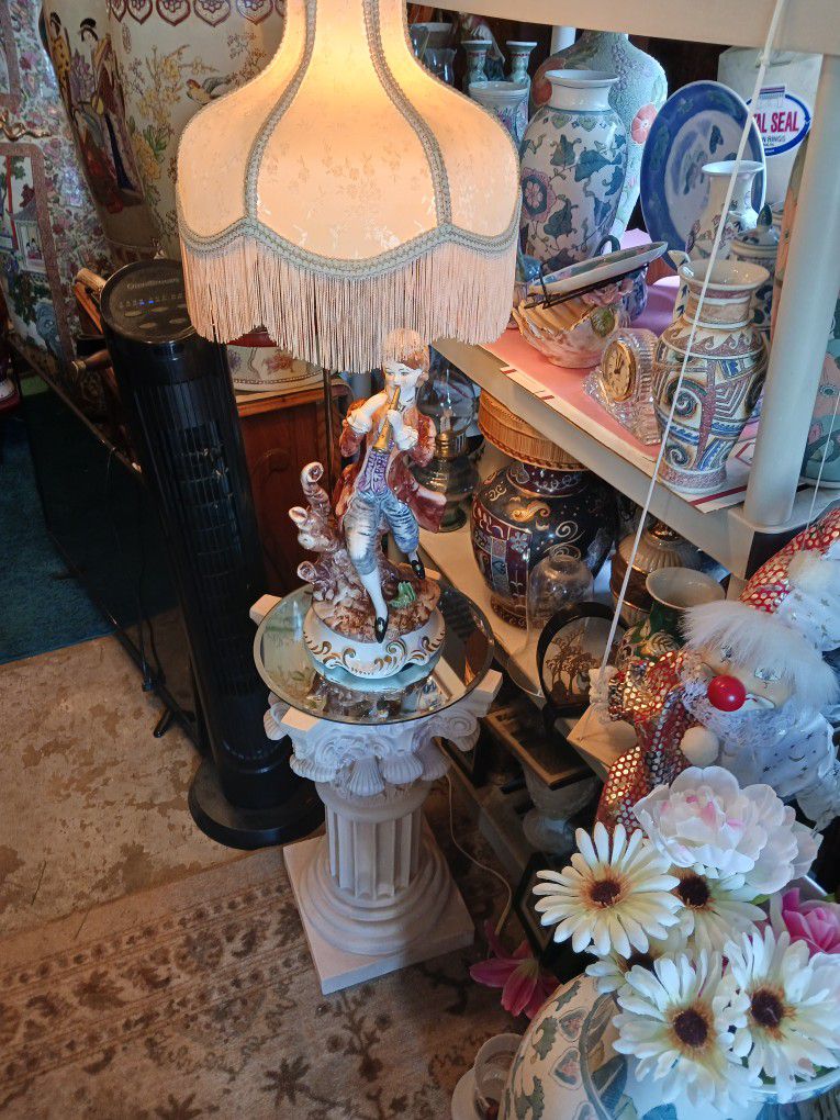  GORGEOUS LOOKING VINTAGE  VICTORIAN LAMP  WITH  COLUMN 