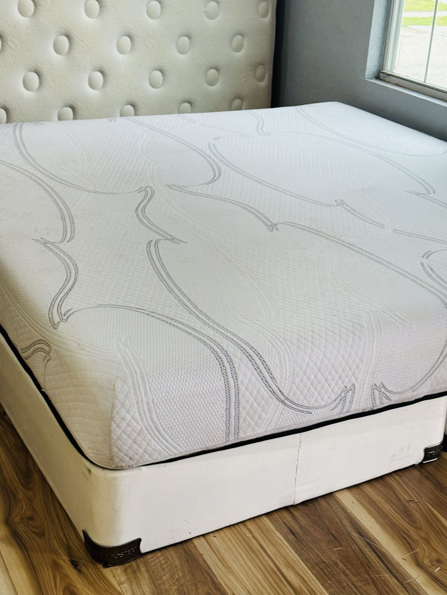 USED KING SIZE MEMORY FOAM MATTRESS WITH BOX SPRING DELIVERY 🚚 AVAILABLE