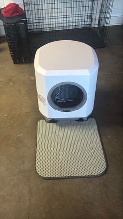 Automatically self cleaning litter box