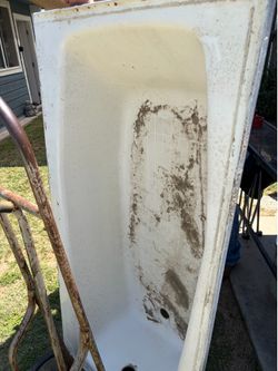 Cast iron tub. Just needs washed