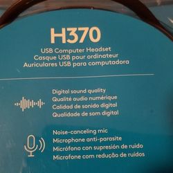 Computer headset New Never use Still in Original Box, Got It For Xmas Gift But Don't have Computer to hook up to it New Gift right 👎