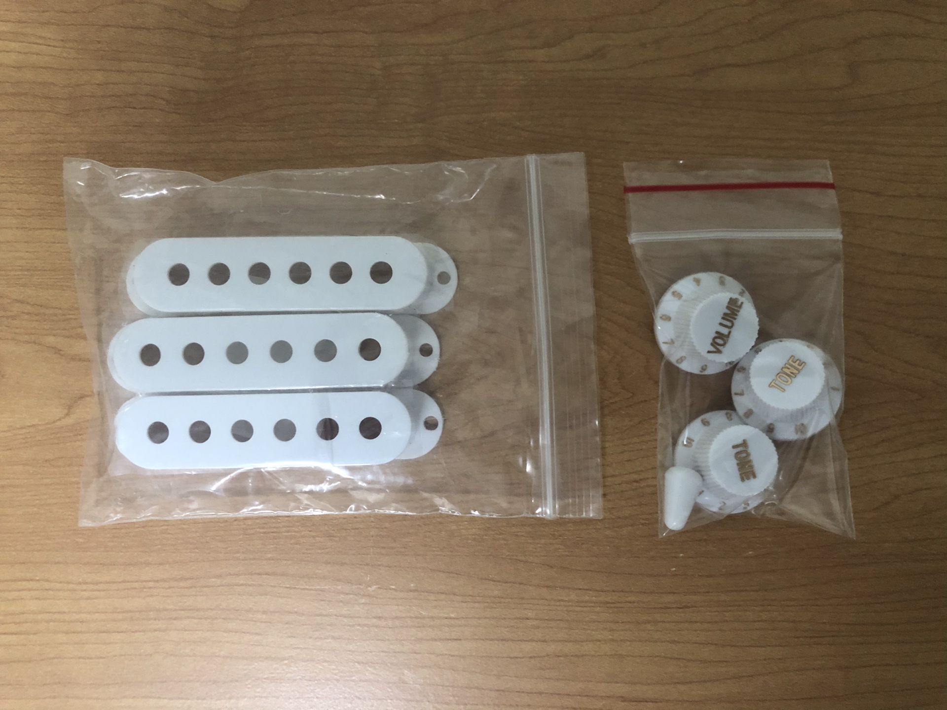 FOR FENDER OR SQUIER STRATOCASTER GUITAR, BRAND NEW WHITE PLASTIC PICKUPS COVERS / 3 KNOBS/SWITCH TIP, amplifier, effects, bass