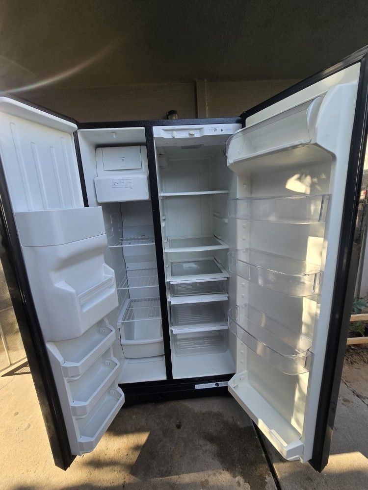 Great Condition /Whirlpool Black Side-by-Side Refrigerator w/ Ice And Water Dispenser