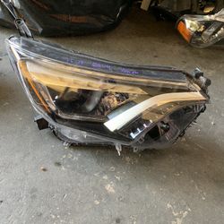 2016-2018 Toyota RAV4 Passenger Headlight