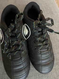 Soccer clears youth Size 12