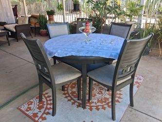 Comedor de madera  con 4 sillas tapisadas mas una extra