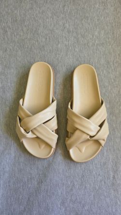 Silent D sandals