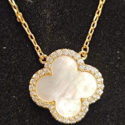 Elegant Opal Clover Necklace – 14K Gold Plated Stainless Steel