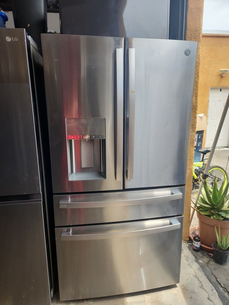 Un Refrijerador Cuatro Puertas LG Tres Meses De Garantia Se Yeba Adomisilio