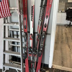 skis
