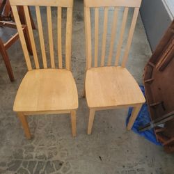 Se Vende  Par De Sillas Resistentes Normales  18 Pulgadas De altura  $ 12 Dls  El Par  