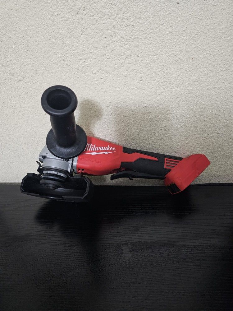 MILWAUKEE M18 FUEL 4 1/2 5" ANGLE GRINDER