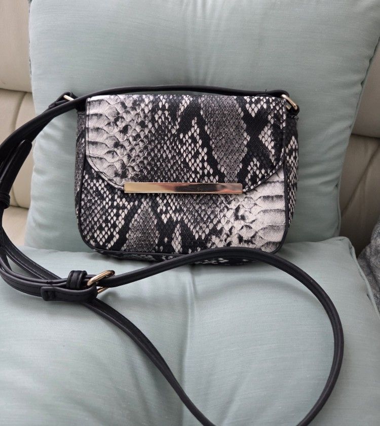 Womens Faux Snake Skin Crossbody Bag.