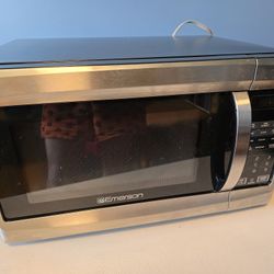 Emerson Microwave 1000w Near New 