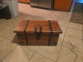 Solid Sheesham Wood Trunk Coffee Table" or "Rustic Indian Rosewood Blanket Box."