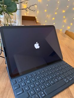 Apple iPad Air 4 Cellular w/ keyboard