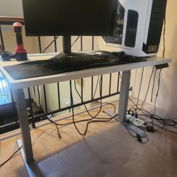 Ajustable Height Gaming Table