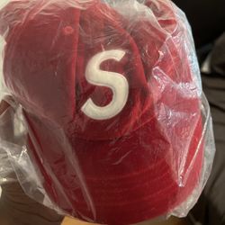 Surpreme velvet s logo 6-panel red hat