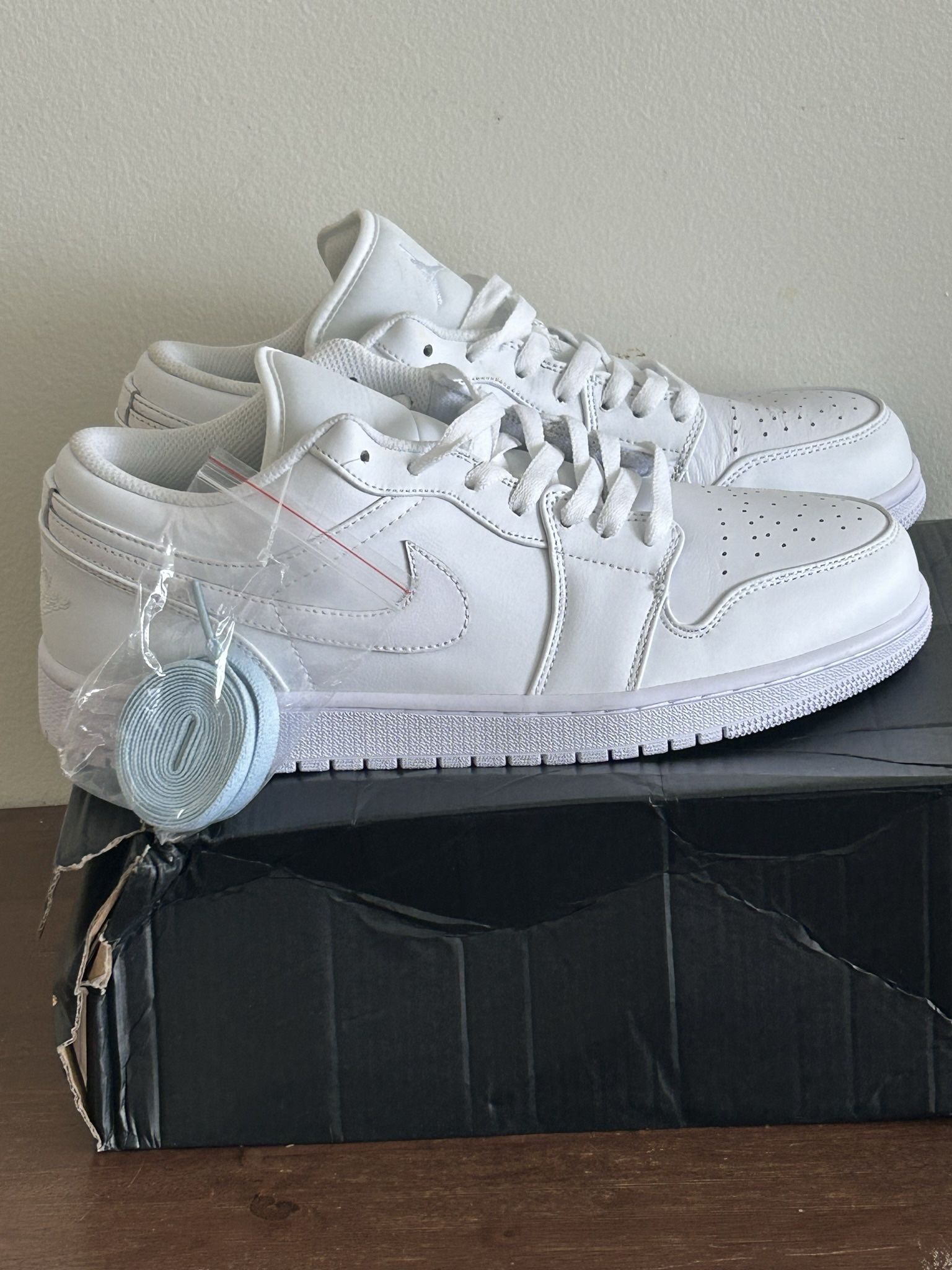 Nike Air Jordan 1 Triple White 