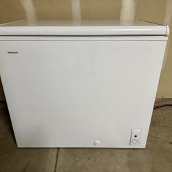 Hotpoint 7.1-cu ft Chest Deep Freezer White 
