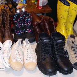 Se Vende Zapatos Para La Nieve Y Zapatos Normales Cada Uno Por $20 Dol lares Y Los De Niño Al $10 Cada Uno