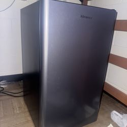 Hisense 2.5-cu ft Mini Fridge ( Black ) ENERGY STAR