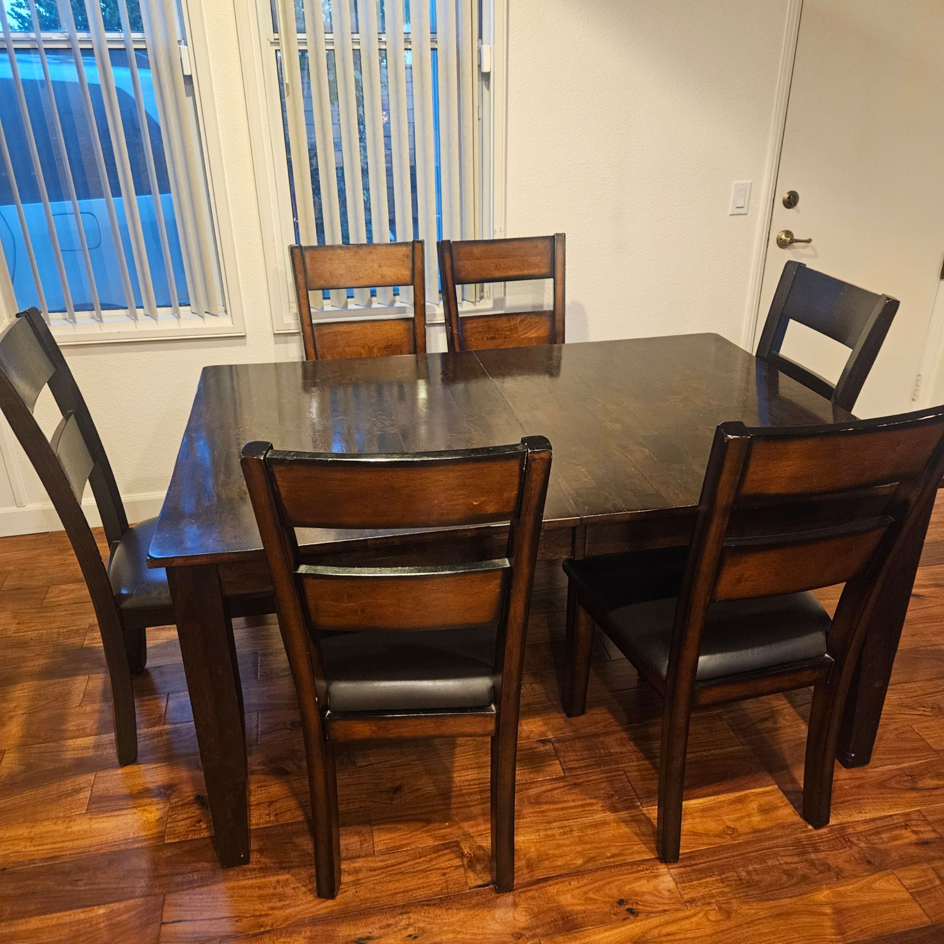 Solid wood expandable table with 8 chairs