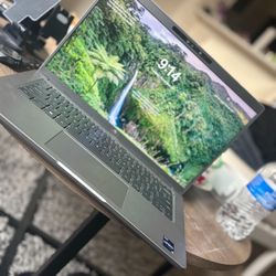 DELL 5440 13th generation business laptop 2023 touchscreen only 3 weeks old- brand new laptop is 1100.00