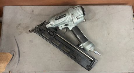 Hitachi 15-Gauge 2-1/12 Pneumatic Angled Finish Nailer