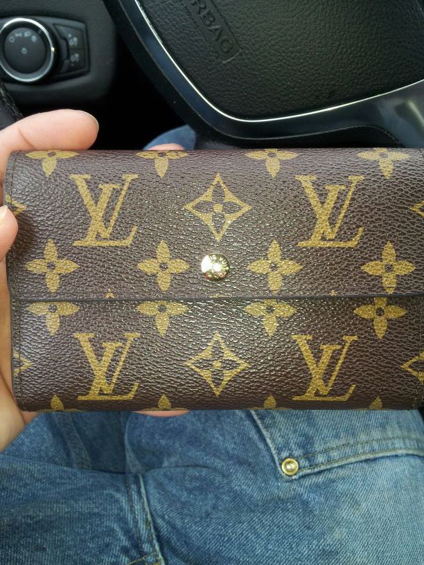 New Louis Vuitton Key pouch Leather for Sale in Bothell, WA - OfferUp