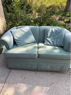2 loveseats and throw pillows
