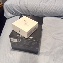 Beats Studio 3 And Air Pods Pro 