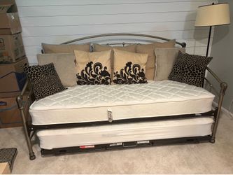 King Daybed with trundle