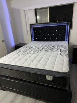 Queen size bed frame new in a box mattress included  we offer same day delivery   Cama Queen size Nueva en Caja Colchon. Incluido entregamos a domicil