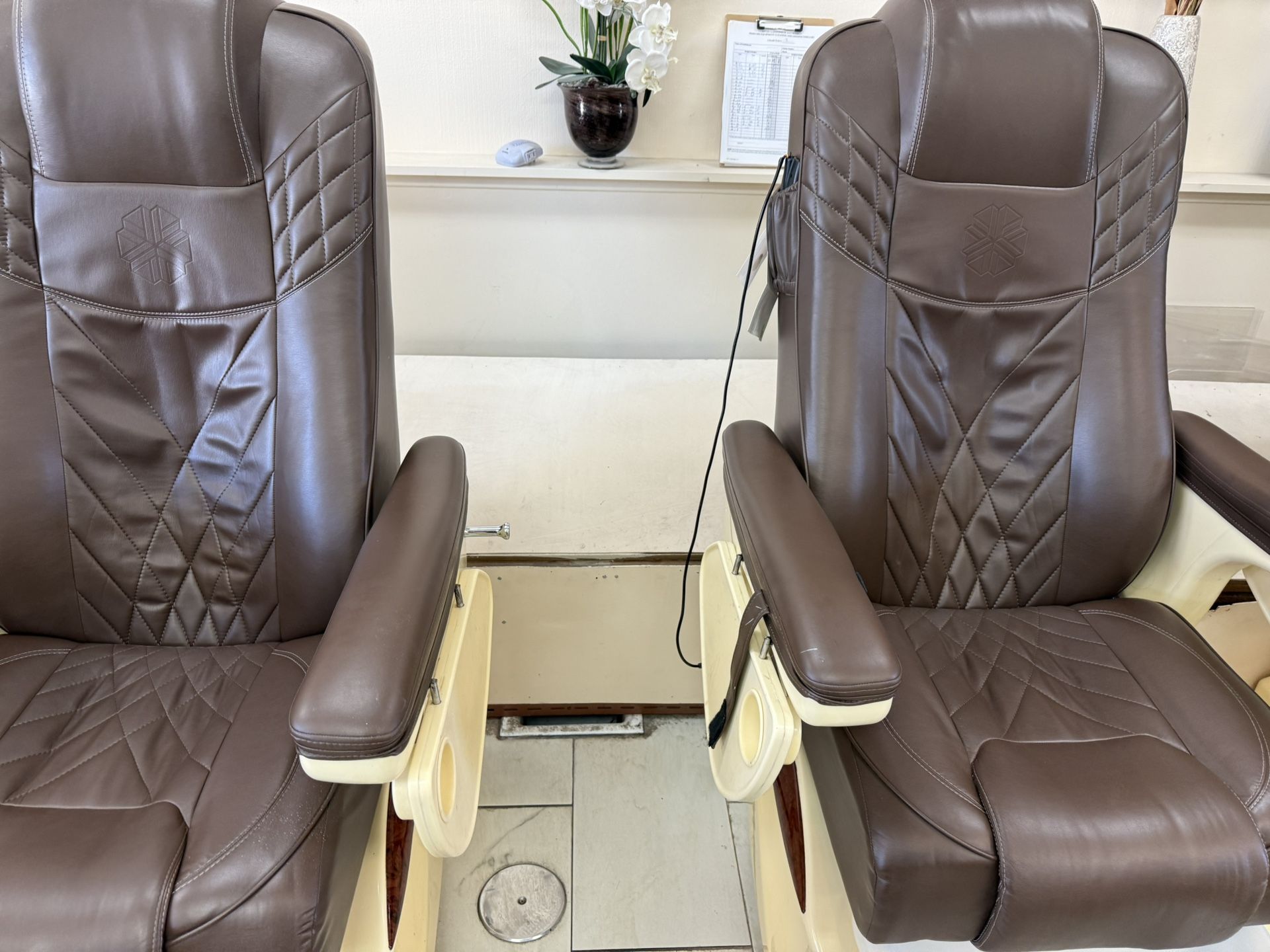 Pedicure Chair And Nails Table