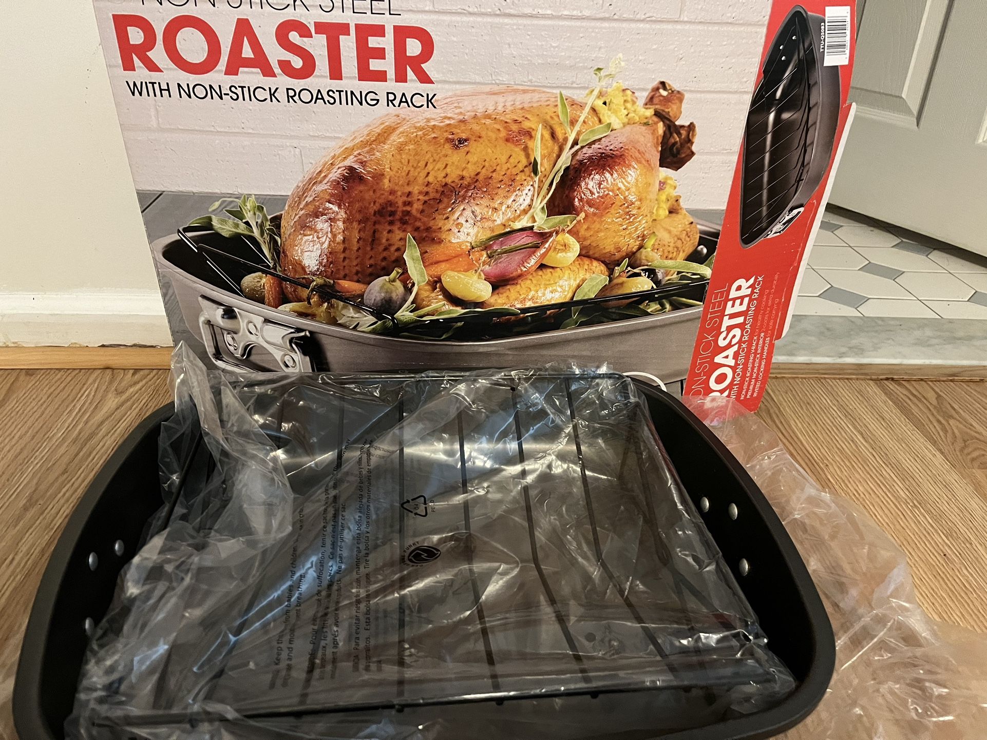 $15 SALE💰💰.  NEW LARGE SIZE ROASTING PAN WITH RACK.  2 HANDLES.  NON STICK.  WAS $49.99!!  SALE ONLY $15