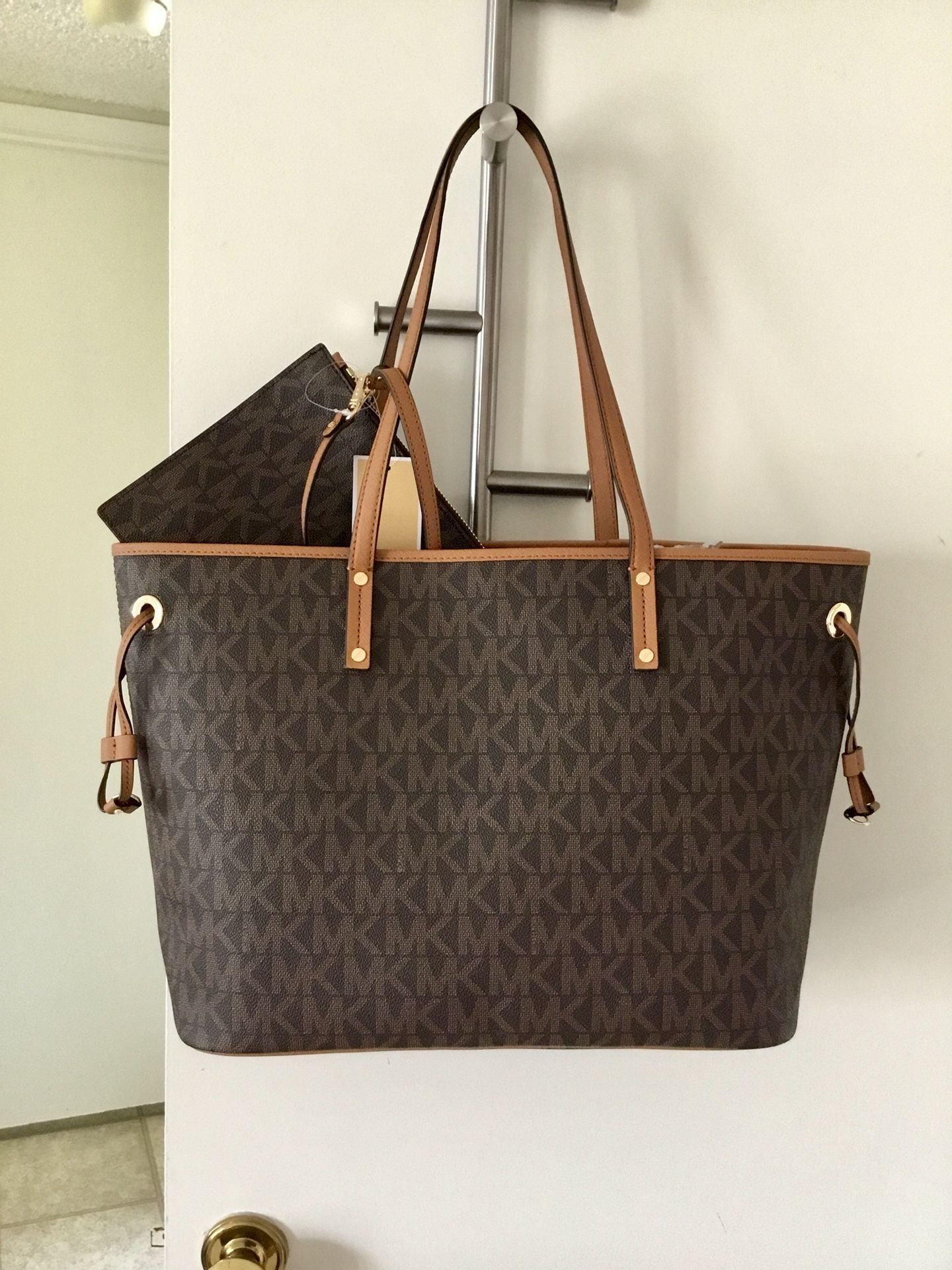 Michael Kors Black Jet Set Large Saffiano Leather Tote for Sale in Long  Beach, CA - OfferUp
