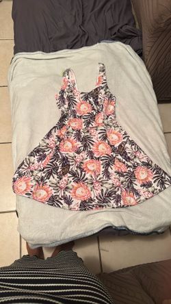 Gently Used H&M Divided Women’s Sleeveless Skater Dress With A Floral Pattern Size Small Multicolor 