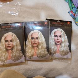 One size fits most seventeen inch blonde Wig