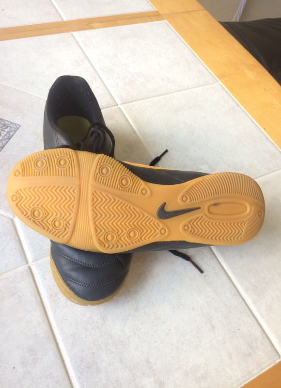 Indoor soccer shoes size 8 ( boy)