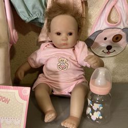 Beautiful dolls comes with everything in one Psmall bag with more clothes 👣👣